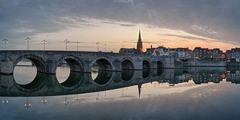Le pont Sint Servaasbrug à l'aube