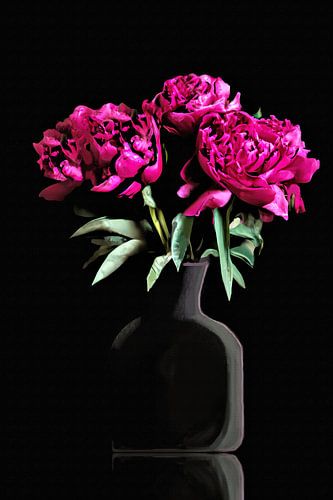 Vase noir avec des pivoines roses à faible teneur