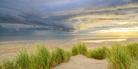 Zonsopgang in de duinen van het eiland Texel met nadering van een stormwolk