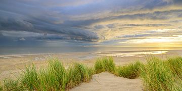 Zonsopgang in de duinen van het eiland Texel met nadering van een stormwolk van Sjoerd van der Wal