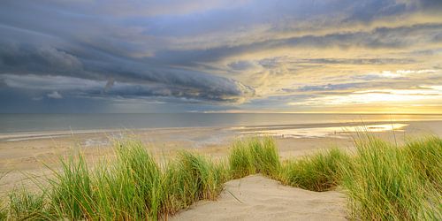 Zonsopgang in de duinen van Texel met stormwolken boven zee