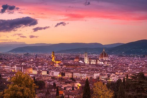 Zonsondergang over de architecturale monumenten van Florence