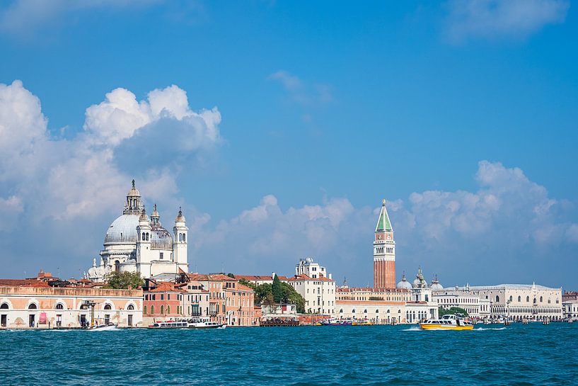 View of historic buildings in Venice by Rico Ködder