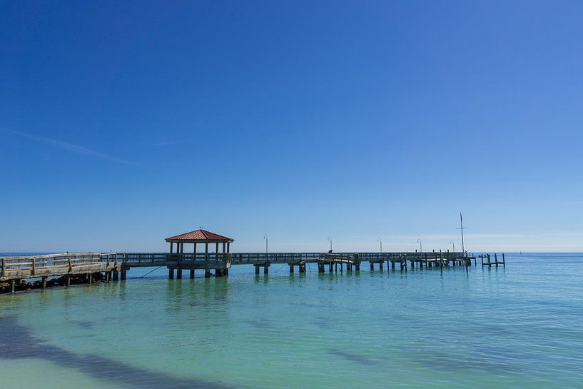 USA, Florida, Alter Landungssteg im blauen Wasser des Ozeans von adventure-photos