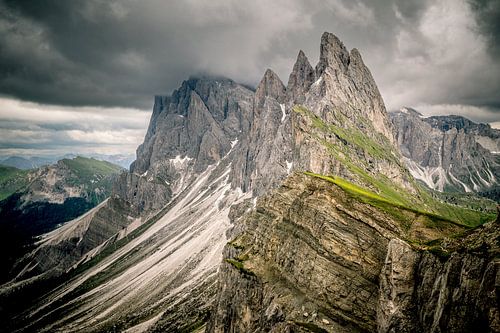 Seceda bergen dramatische kliffen in de Dolomieten tijdens een over