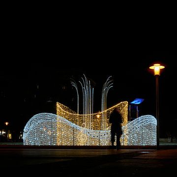 Met kerst versierde fontein in de binnenstad van Maagdenburg