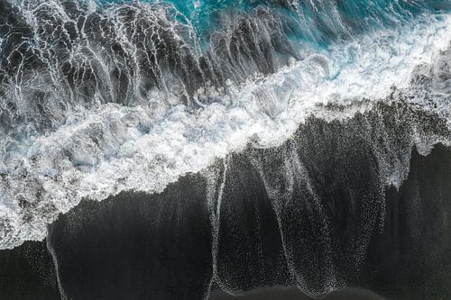 Luchtfoto van branding op een zwart strand