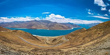 Weg door de bergen langs het Yamdrok meer, Tibet