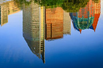 spiegeling van de skyline van Den Haag in het water van gaps photography