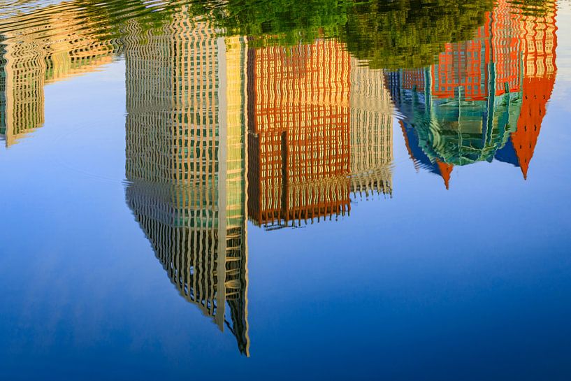 Spiegelung der Skyline von Den Haag im Wasser von gaps photography