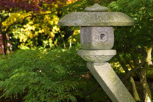Lanterne japonaise Yukimi au milieu de la verdure