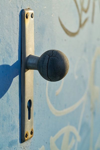 Türgriff einer Stahltür auf einem verlassenen Firmengelände in Magdeburg von Heiko Kueverling