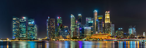 Singaporese skyline bij nacht