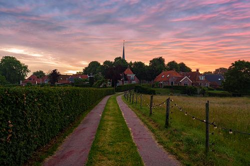 Sonnenaufgang über dem Dorf Niehove von R Smallenbroek