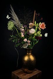 Nature morte avec des fleurs roses, des papillons et un moineau sur By Marjolein Design
