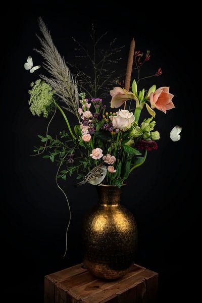 Stilleben mit rosa Blumen, Schmetterlingen und einem Spatzen von Marjolein van Middelkoop