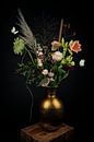 Stilleben mit rosa Blumen, Schmetterlingen und einem Spatzen von Marjolein van Middelkoop Miniaturansicht