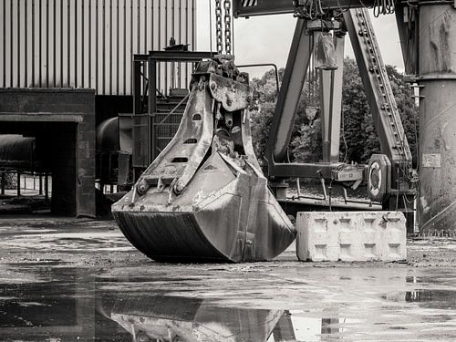 Détail d'une usine industrielle abandonnée, grue