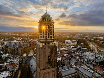 Vue aérienne de Zwolle en hiver au lever du soleil sur Sjoerd van der Wal Photographie