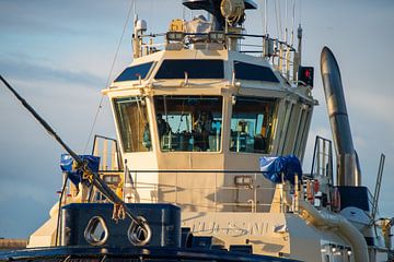 Tug ready at the mooring line by scheepskijkerhavenfotografie