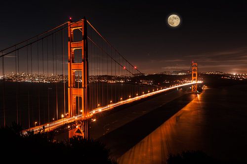 Golden Gate Bridge bij maanlicht van Wim Slootweg