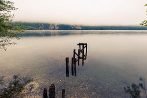 Passerelle en bois brisée sur la rive du lac Bohinj en Slovénie
