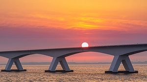 Lever du soleil au pont de Zeelandbrug, Zélande, Pays-Bas sur Henk Meijer Photography