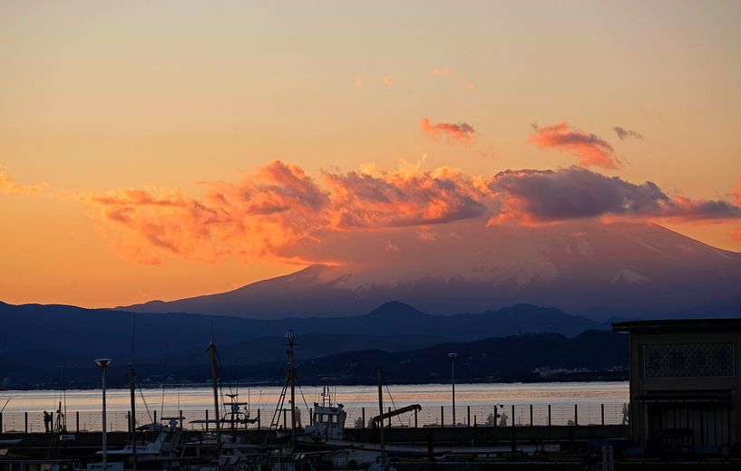 De berg Fuji en wolken in de avond van Lensw0rld