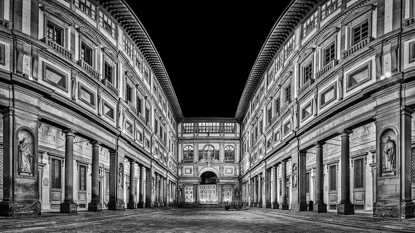 Uffizi gallery Florence at night in Black and White I par Teun Ruijters