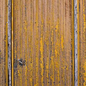 Dilapidated facade in Algarve. by Marieke van der Hoek-Vijfvinkel