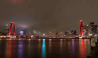 De Willemsbrug in Rotterdam bij nacht, met de Erasmusbrug op de achtergrond von Angelo de Bruin Miniaturansicht
