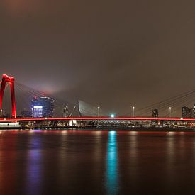 De Willemsbrug in Rotterdam bij nacht, met de Erasmusbrug op de achtergrond van Angelo de Bruin