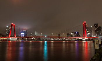 De Willemsbrug in Rotterdam bij nacht, met de Erasmusbrug op de achtergrond