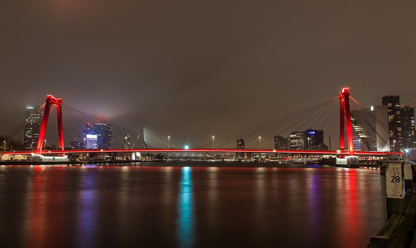 De Willemsbrug in Rotterdam bij nacht, met de Erasmusbrug op de achtergrond von Angelo de Bruin