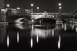 Moltke-Brücke bei Nacht in Berlin-Mitte - schwarzweiß