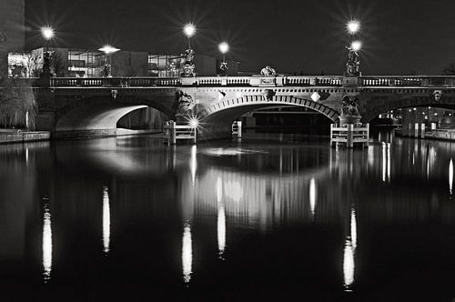 De Moltke-brug bij nacht in Berlijn-Mitte – zwart-wit