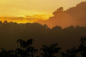 Peu après le coucher du soleil, on voit la forteresse Königstein en arrière-plan dans les nuages dor sur Claudia Schwabe