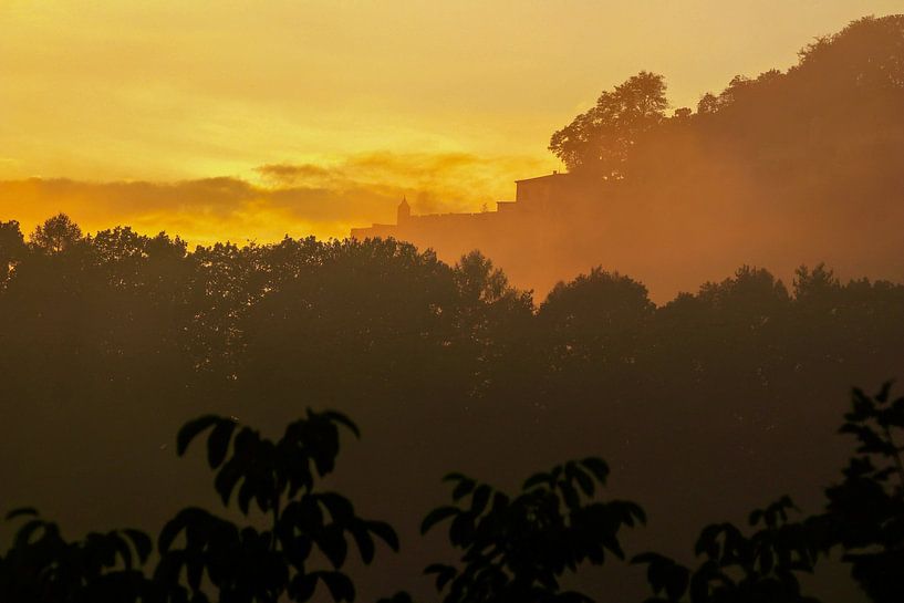 Peu après le coucher du soleil, on voit la forteresse Königstein en arrière-plan dans les nuages dor par Claudia Schwabe