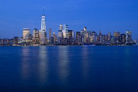 Lower Manhattan Skyline in New York in de avond von Merijn van der Vliet