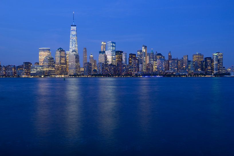 Lower Manhattan Skyline in New York in de avond van Merijn van der Vliet