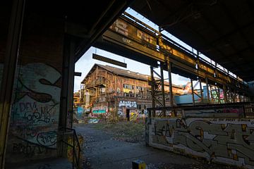 Urban exploring Fabrik mit graffiti im Abendlicht von Ger Beekes