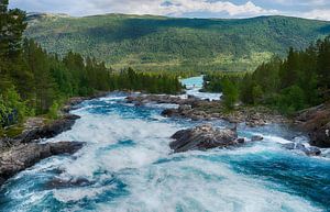pollfossen wasserfall und felsen in norwegen nahe geiranger otta fluss
