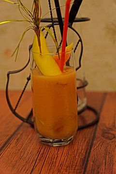 Rum cocktail met papaja en mango