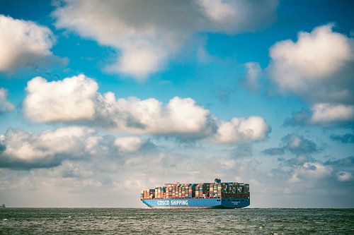Containerschiff von COSCO SHIPPING beim Auslaufen aus dem Hafen von Rotterdam