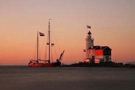 The lighthouse "Horse of Marken" during sunrise by Paul Wendels