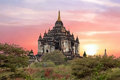 Shwe Sandaw Pagode in Bagan Myanmar bij zonsondergang
