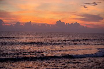 Bali surfer sunset van Dieuwertje Van der Stoep