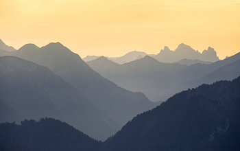 Silhouettes des montagnes au coucher du soleil