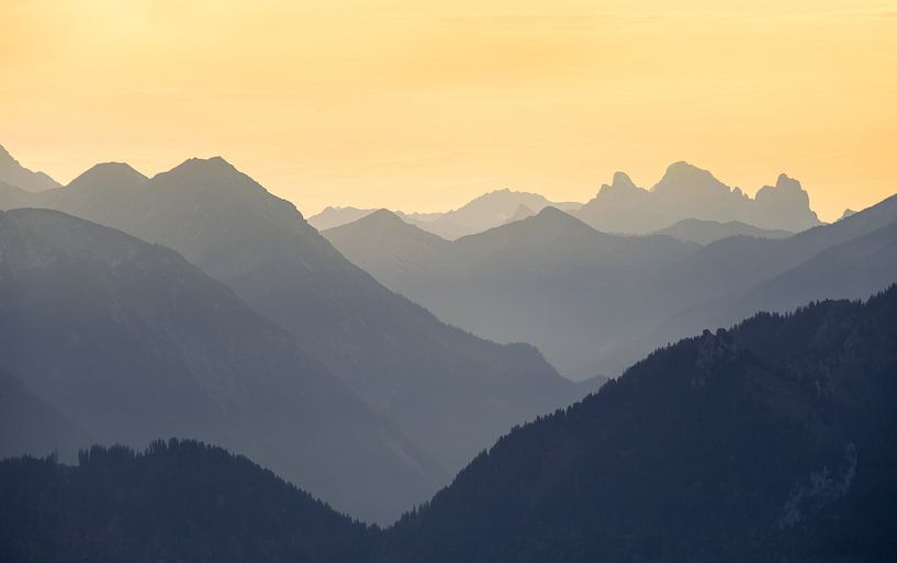 Bergsilhouetten bei Sonnenuntergang von Emile Kaihatu