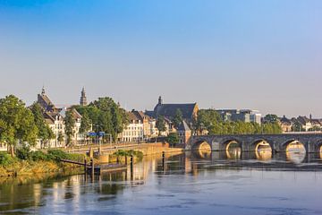 Historische Servaas brug over de Maas in het ochtendlicht in Maastricht